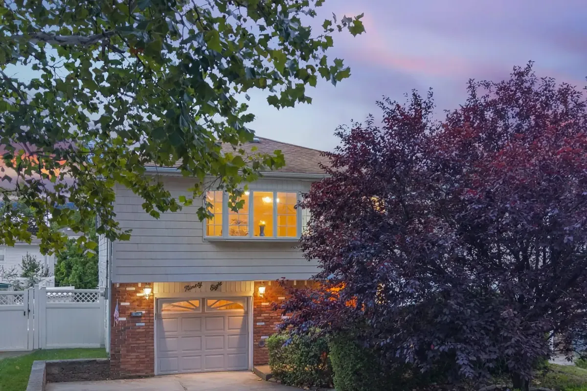 98 Figurea Ave at twilight