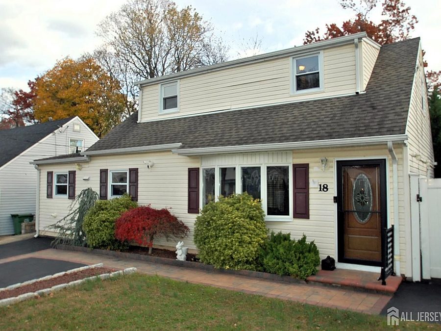 18 Pinetree Dr, Parlin, NJ