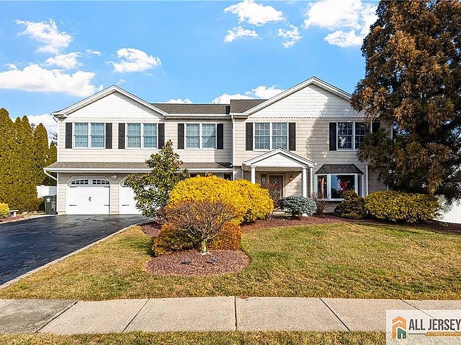 6 Surrey Dr, Old Bridge, NJ